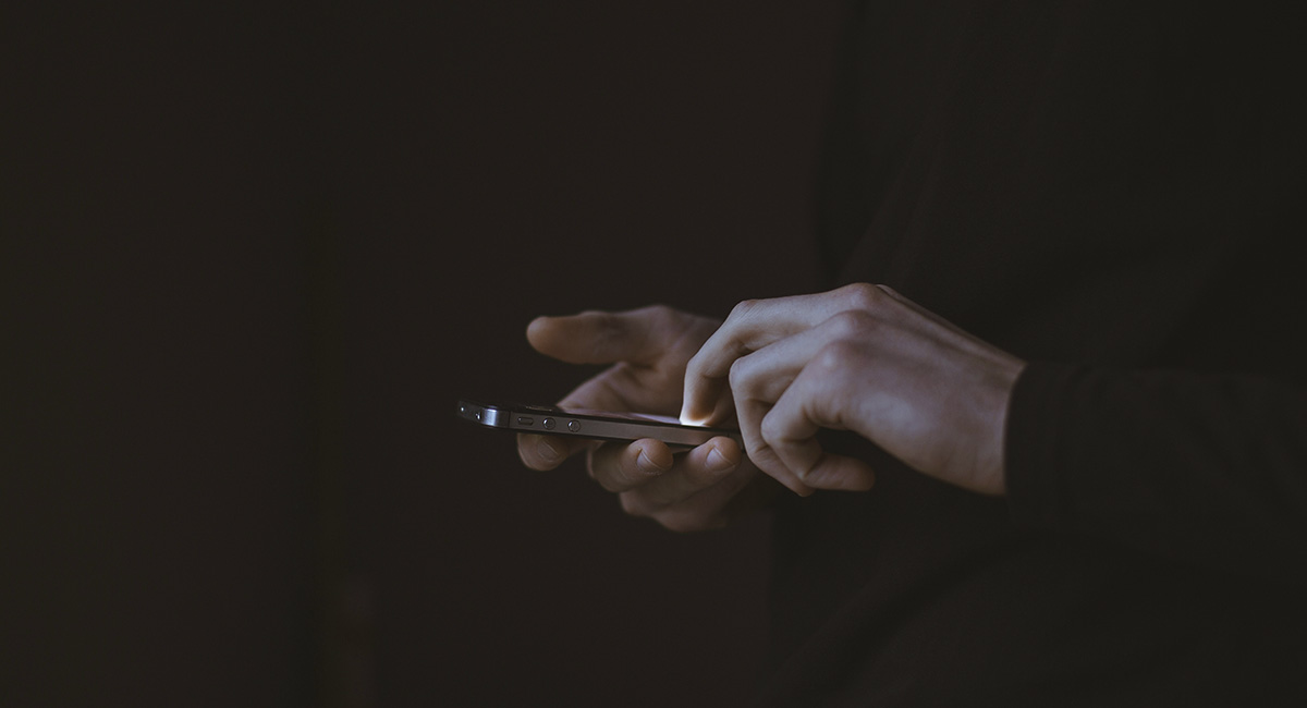 Manos de hombre sosteniendo un iPhone